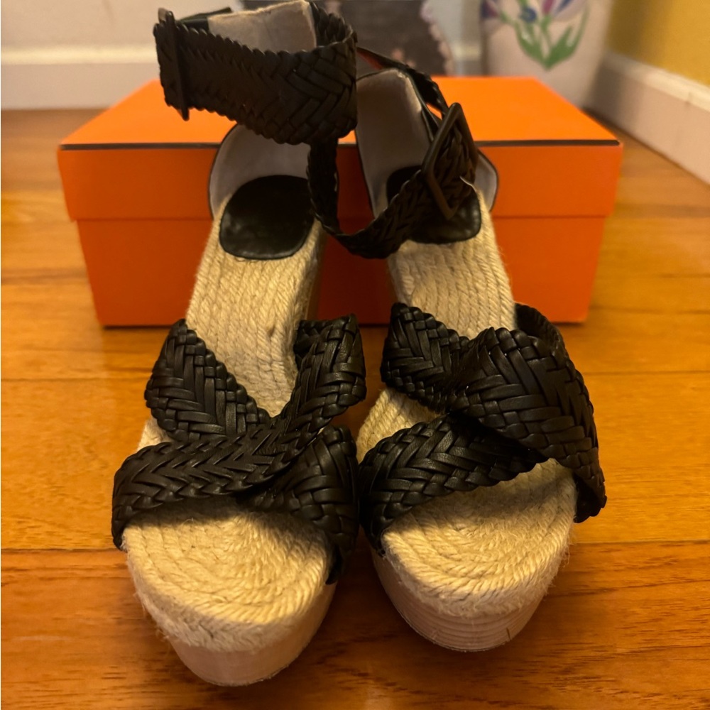 Hermes Size 40 sandals Used